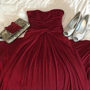 Maxi/Full-Length Red Laundry by Shelli Segal!