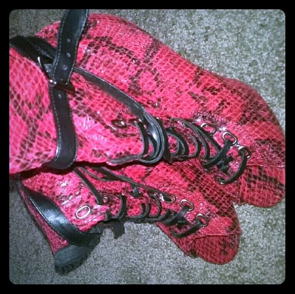 Dollhouse red&black snake skin heels