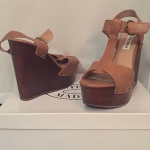 Steve Madden tan platform wedges