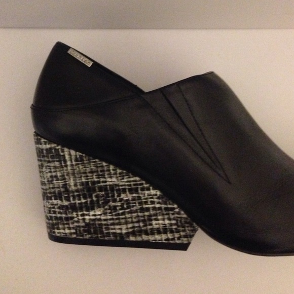 New Calvin Klein modern black and white wedge 8.5 - Picture 2 of 4