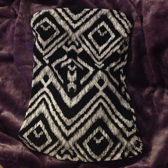 Black and white patterned strapless top