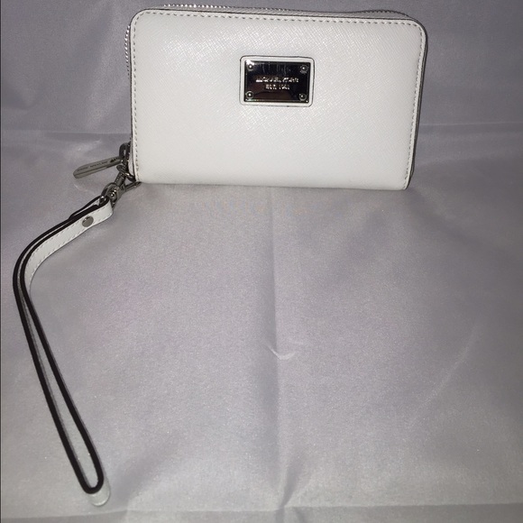Michael Kors Essential Zip Wallet - Picture 4 of 4