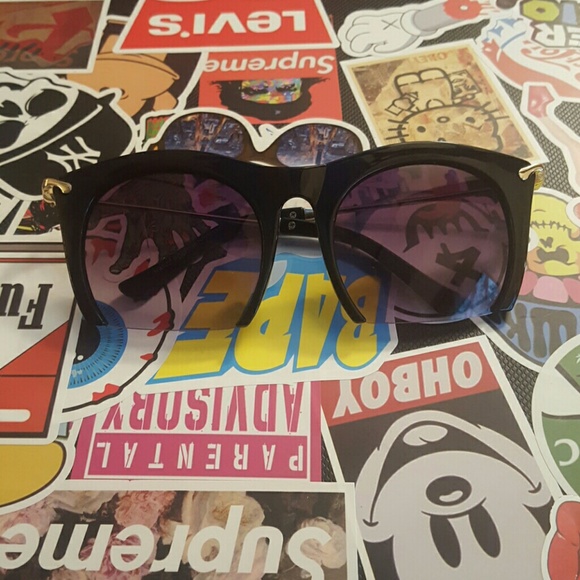 ??Super cute..Semi rimless black sunglasses!??