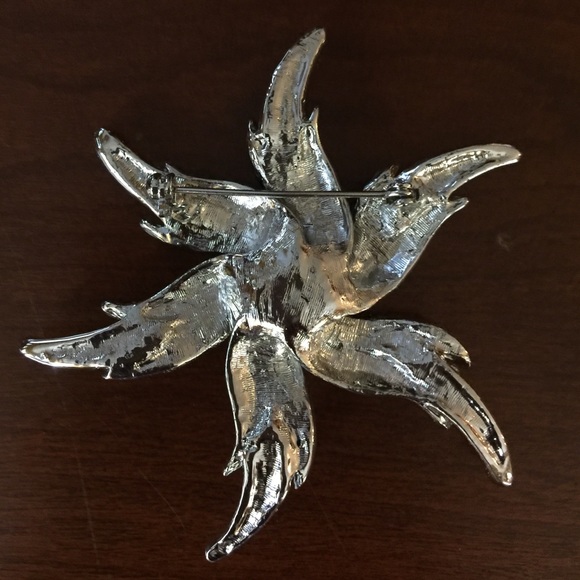 Beautiful silver and black star shaped brooch - Picture 2 of 2