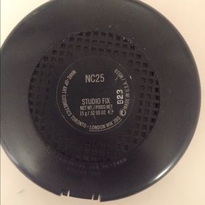 MAC Studio Fix Powder Foundation NC25
