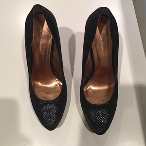 Black high pointed shoes