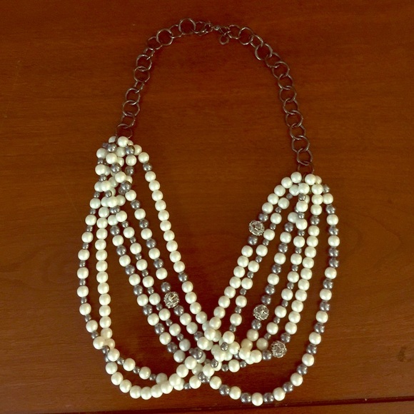 Jewelry - Faux pearl bib necklace