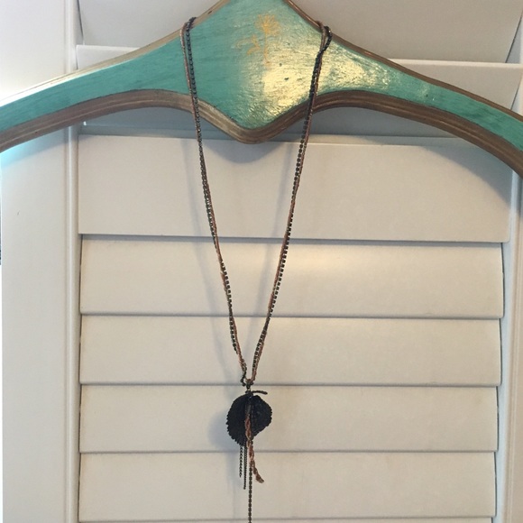 Leaf pendant necklace