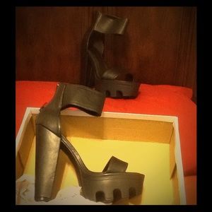 Wild Diva Ankle Cuffed Lug