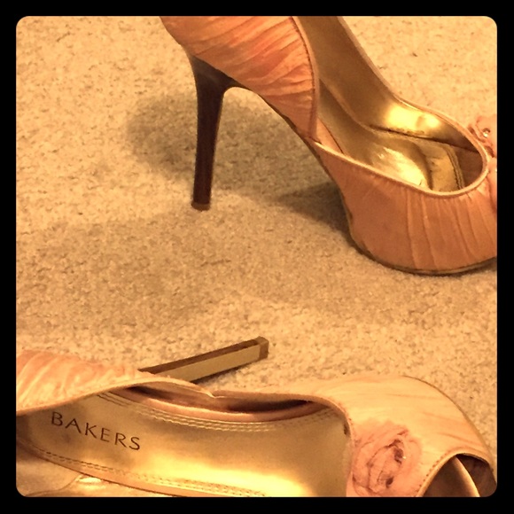 Fun blush pink platform peeptoe heels! - Picture 1 of 3