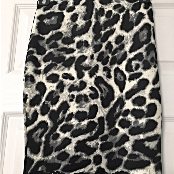 Animal print pencil skirt with lace hemline LAST 1 - Picture 4 of 4