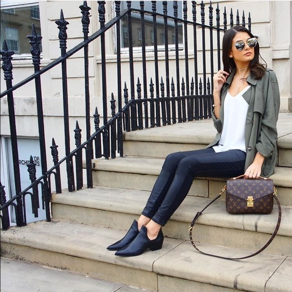 Black & Gold Aviator Sunglasses - Picture 4 of 4