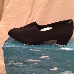 Black shoes size 6.5 runs small, Aetrex