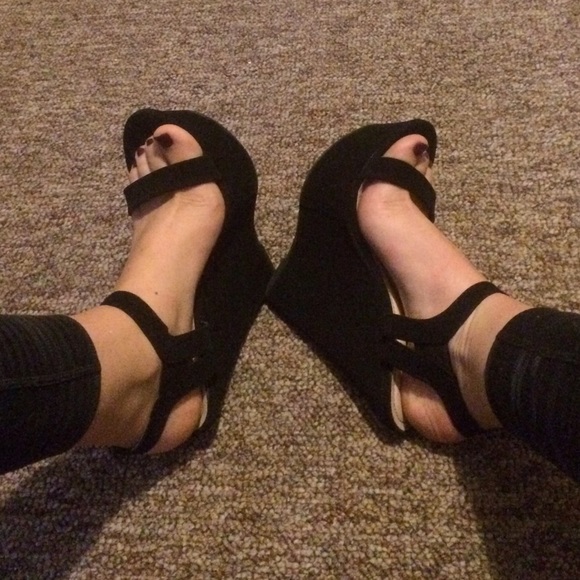 🚫SOLD🚫 Black Suede Wedges - Picture 4 of 4