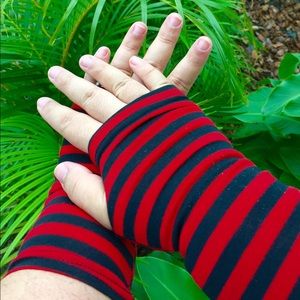 *NWOT* Hot Topic Red/Black Striped Gloves