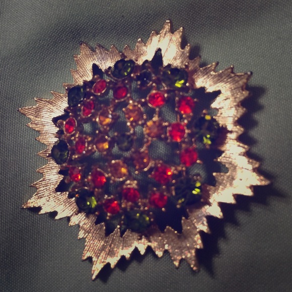 Vintage Sarah Coventry gold tone brooch