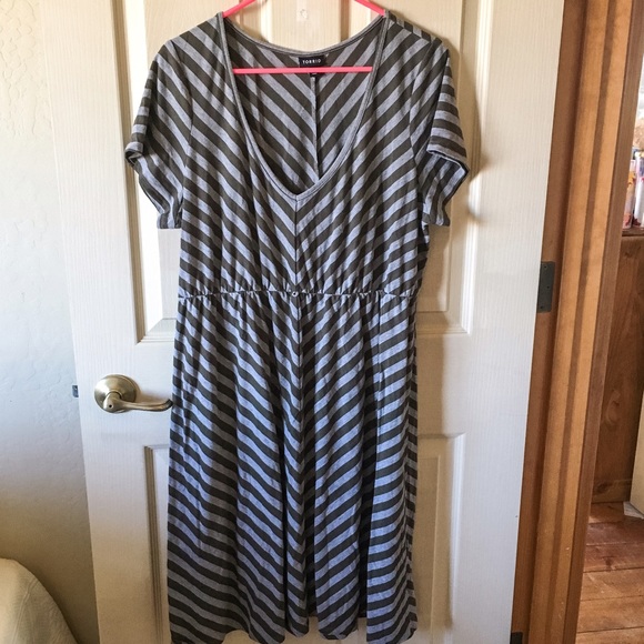 Torrid size 2 midi dress. Grey and green.