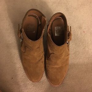 Size 5. DV camel booties