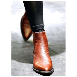 Pointed-Toe Chelsea Boots