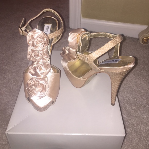 New Steve Madden  Peep-Toe Heels, Nude Satin Roses - Picture 1 of 4