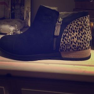 Sorel size 10 animal print women's ankle boots.