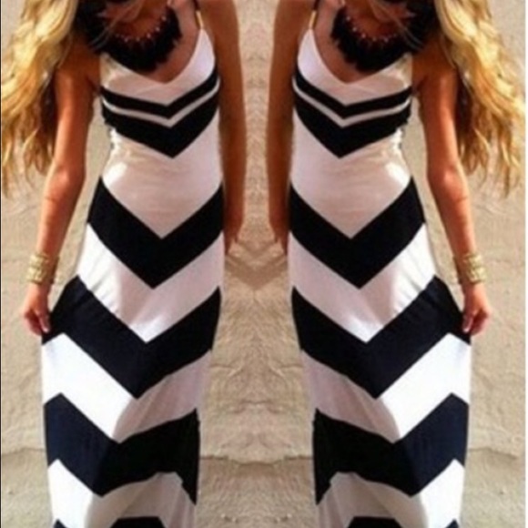 ⭐️Black and White Chevron Maxi⭐️ - Picture 1 of 1