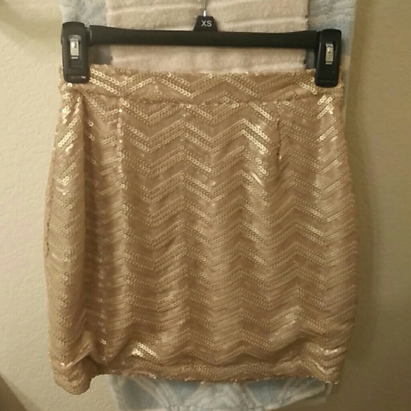 NWOT Gold Sequin Tobi Mini Skirt