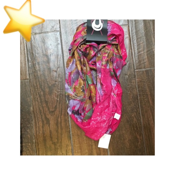 Lurex Accessories - HOLIDAY SALE‼️ Stripe Infinity Scarf NEW WITH TAGS