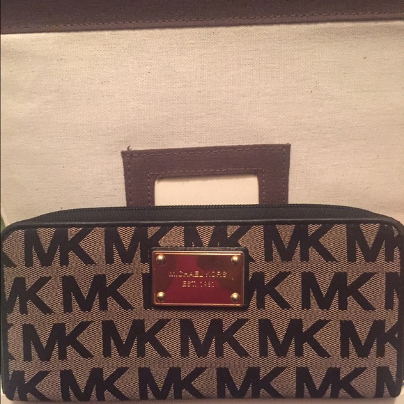 Michael Kors Full Zip Wallet