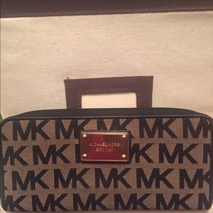 Michael Kors Full Zip Wallet