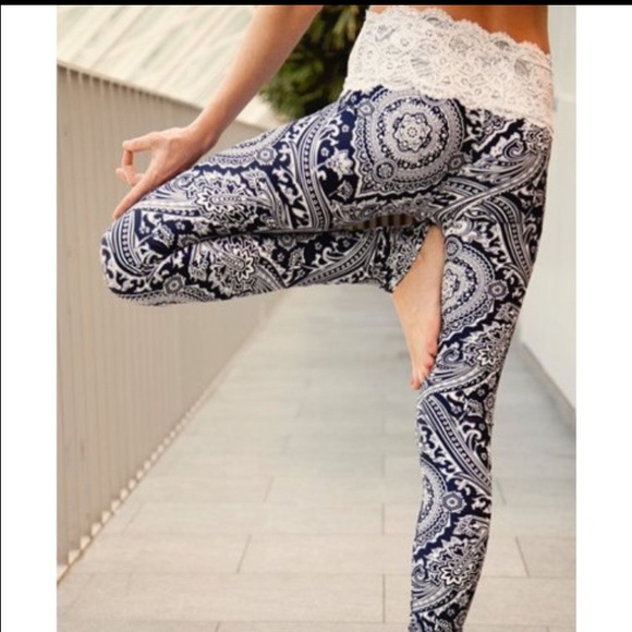 ⭐️Paisley Print Lace Leggings⭐️ - Picture 1 of 1