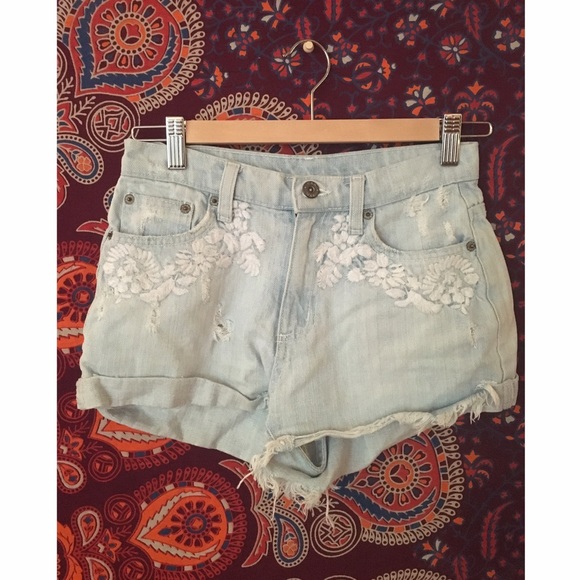 LF CARMAR Floral Embroidery Mid-Rise Shorts