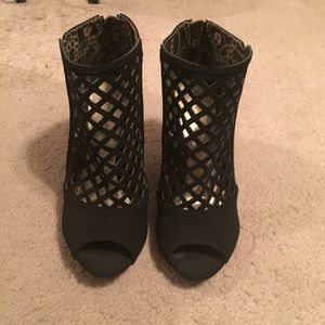 Caged heeled ankle bootie  (11w)