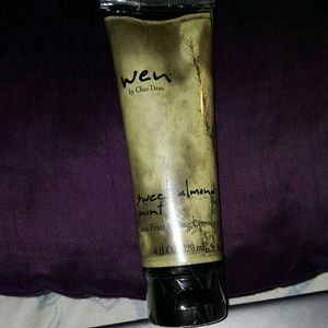 Wen sweet almond walnut, anti-freeze styling gel.