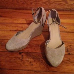 Cooperative ankle strap wedges