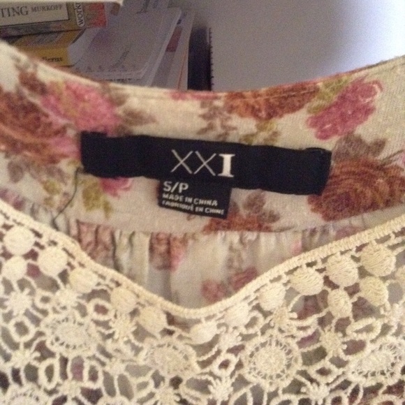 Floral Crop Top - Picture 3 of 3