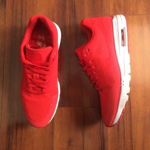 SOLD Women's Nike Ultra Moire