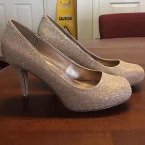 Steve Madden champagne glitter pumps!