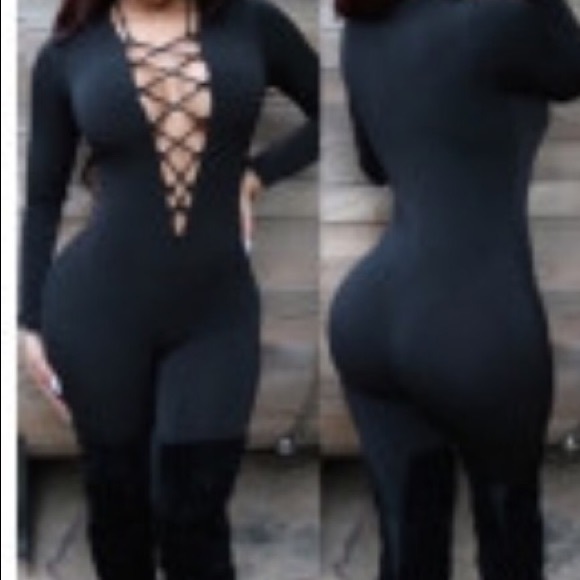 All black bodysuit ties up in the middle.😩😩❤️❤️
