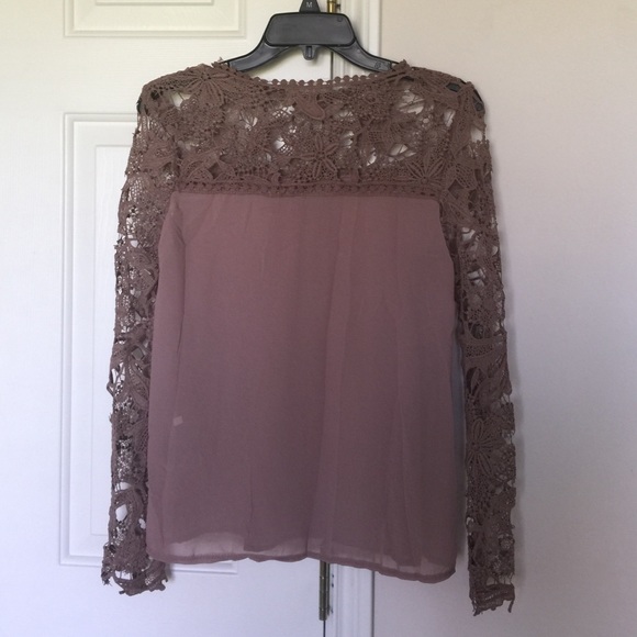 MUST BE BUNDLED 🆕Crochet Lace blouse - Picture 3 of 3