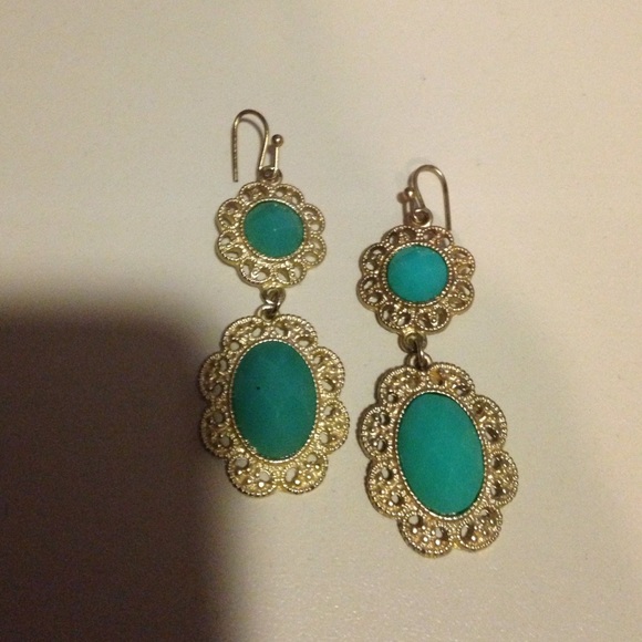 The perfect Spring turquoise Earring! Worn once!
