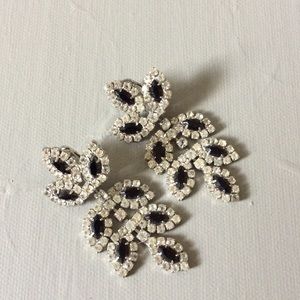 Sparkle in these stunning clip on drop earrings.