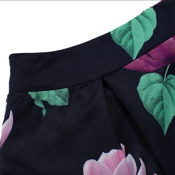 Two Piece Floral Short Crop Set - Picture 3 of 4