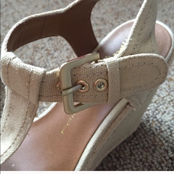 ISO Franco Sarto Ambrosia Wedges - Picture 3 of 3