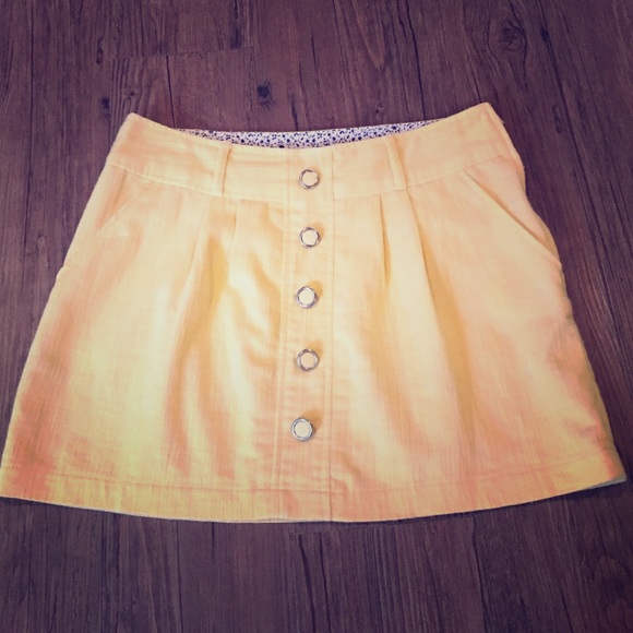 Lemon button embellished skirt. 💓🍋