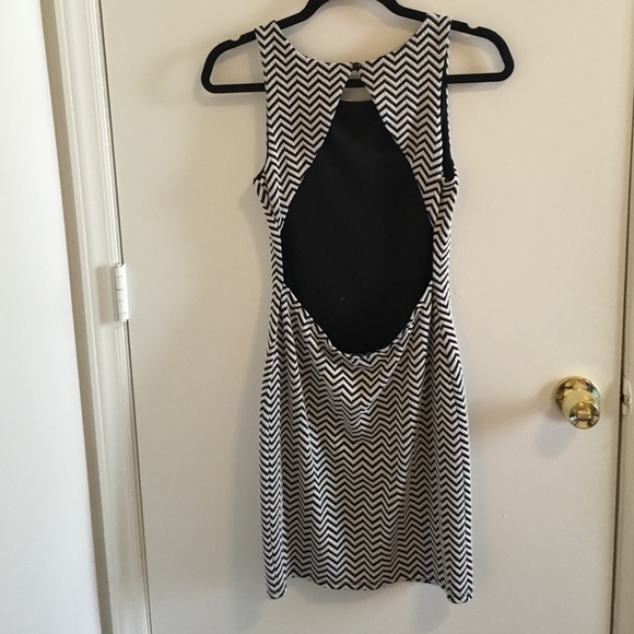 Black and white chevron body con open back dress - Picture 2 of 2
