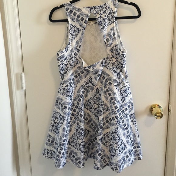 Cute summer dress!! White and blue pattern - Picture 3 of 3