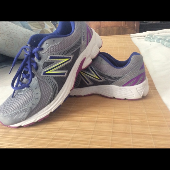 Women's New Balance size 9 runners shoe