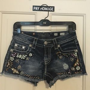 Miss Me Peace and Love signature shorts size 25