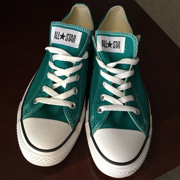 Green low top converse. Womens size 10!